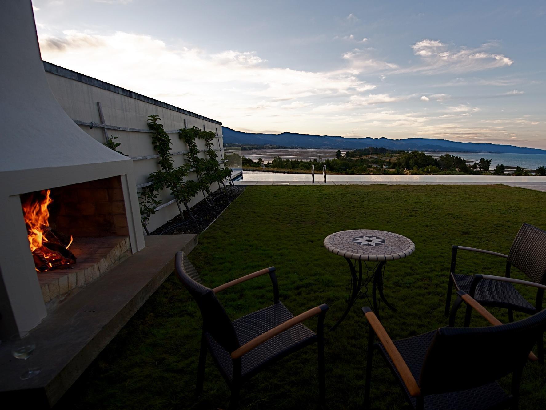Windhover Suites Tasman Exterior photo