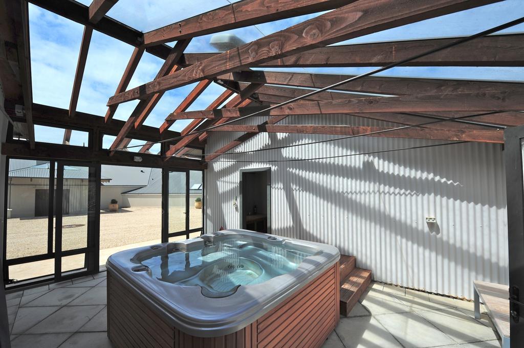 Windhover Suites Tasman Exterior photo